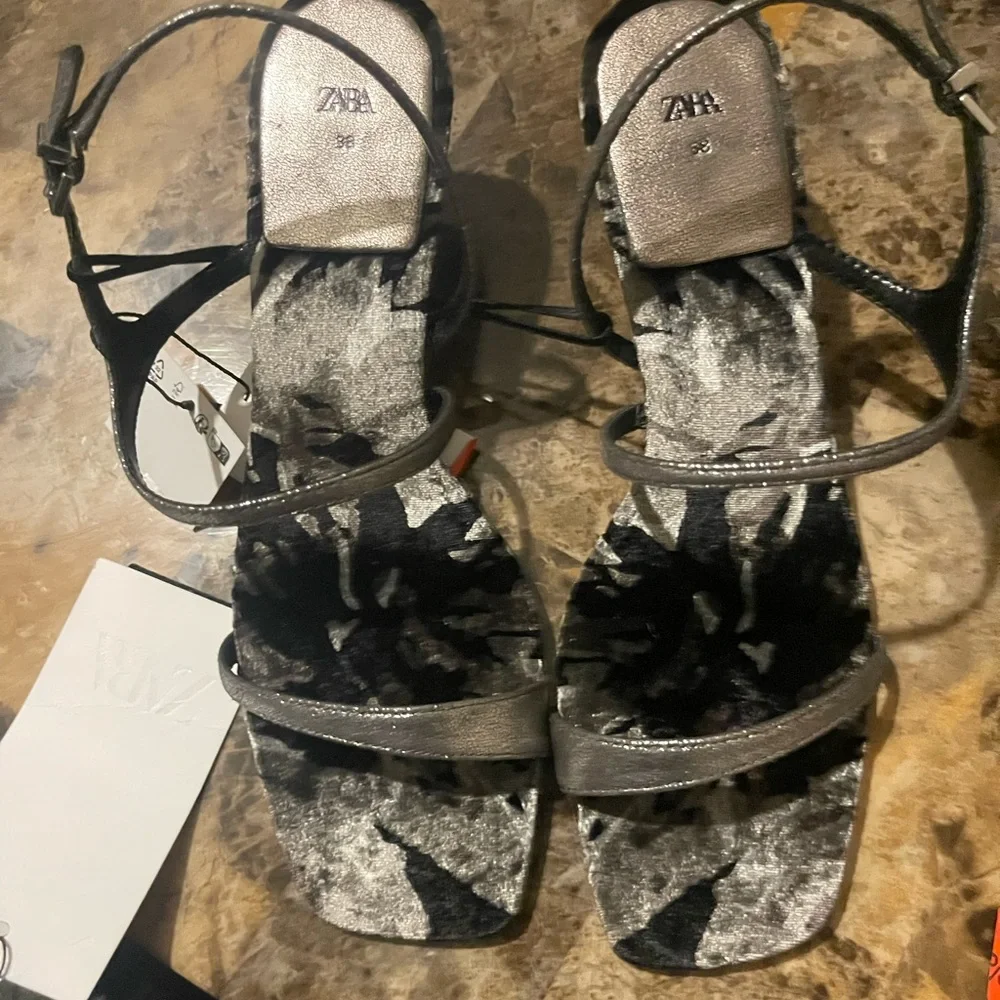 HIGH HEELED VELVET DRAWING SANDALS - Picture 7 of 8